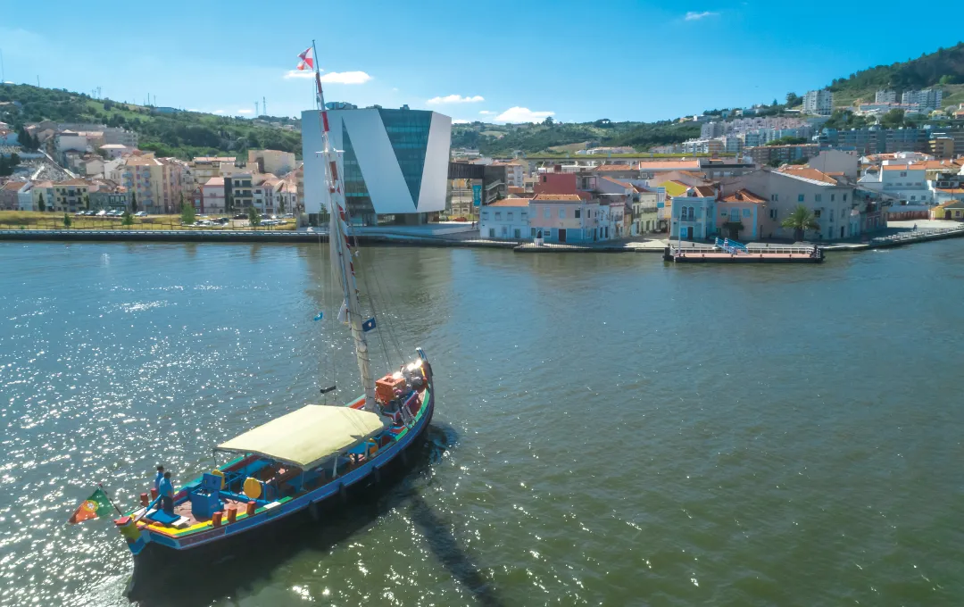 Barco Varino Liberdade no estuário do Tejo