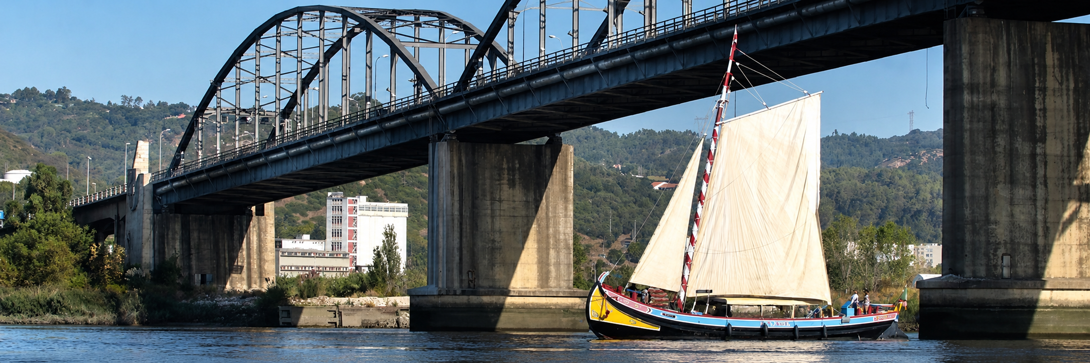 Barco Varino Liberdade sob a ponte de Vila Franca de Xira