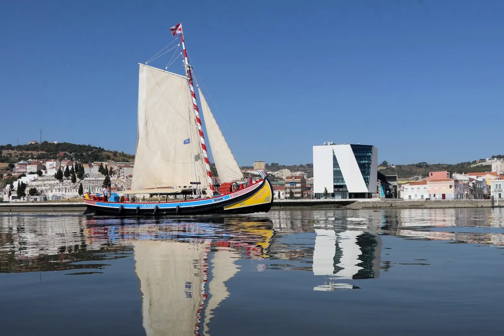 Barco Varino Liberdade a navegar no Tejo
